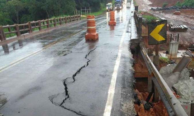 Não há previsão de liberação por causa dos defeitos na pista(foto: Divulgação PRF) Não há previsão de liberação por causa dos defeitos na pista(foto: Divulgação PRF)