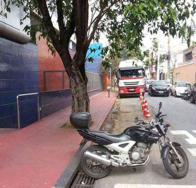 Donos da obra podem ser multados por causa da marcao de vagas na Rua Arturo Toscanni(foto: Leandro Couri/EM DA Press)