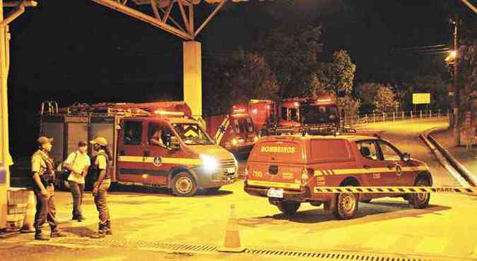 Policiais civis e funcionrios da empresa de minerao acompanharam o resgate na noite dessa quinta-feira(foto: Marcos Vieira/EM/D.A Press)