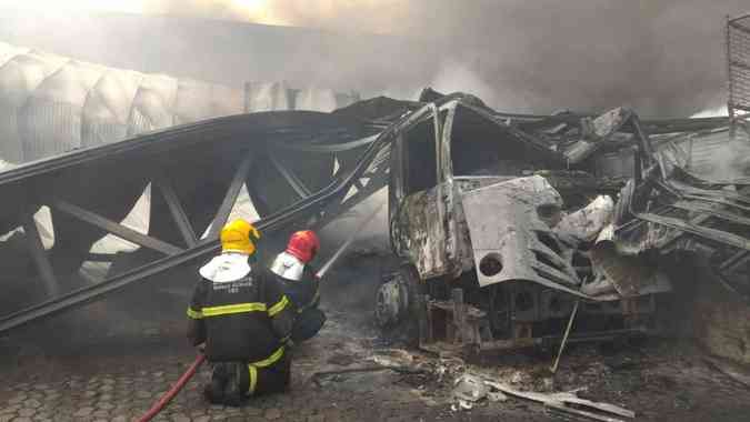 Um incndio de grandes propores destruiu parte de uma fbrica de produtos de couro em Dores de Campos, no Campo das VertentesCorpo de Bombeiros/Divulgao
