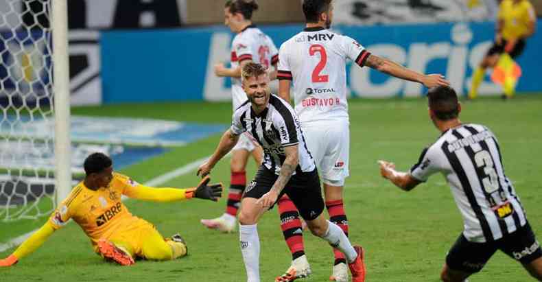 No ltimo confronto com o rubro-negro, goleada atleticana: um 4 a 0 impiedoso no Mineiro pelo Brasileiro (foto: Alexandre Guzanshe/EM/D.A Press)