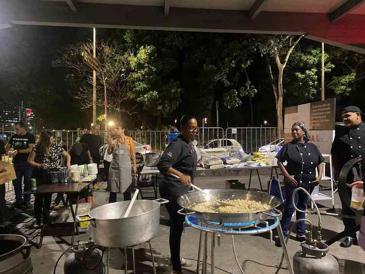 Pessoas cozinham em grandes panelas nas ruas de BH para projeto de distribuio de marmitas