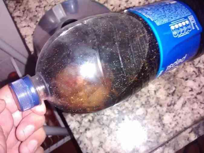 Corpo estranho dentro de garrafa de refrigeranteGladston Lopes