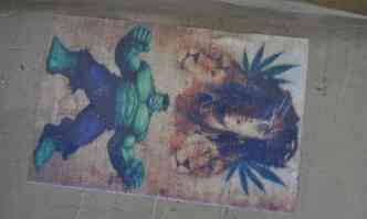 Uso de adesivos com ilustraes de Bob Marley e Hulk indicam formao de cartel(foto: Divulgao PCMG)