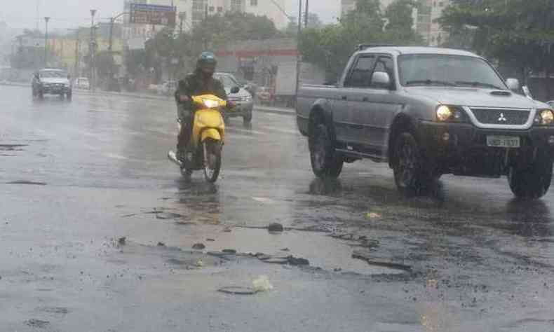 Chuva causou problemas no asfalto da Avenida Vilarinho(foto: Paulo Filgueiras/EM/D.A PRESS)