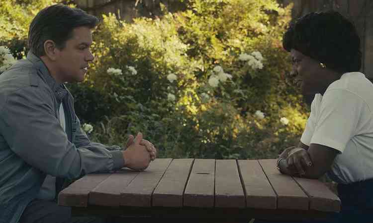 Atores Matt Damon e Viola Davis estão de perfil, sentados à mesa e conversando em cena do filme Air