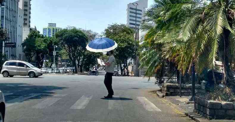 Homem usa guarda-chuva em dia de calor em BH: proteo contra o sol forte  essencial(foto: Juarez Rodrigues/EM/D.A Press)