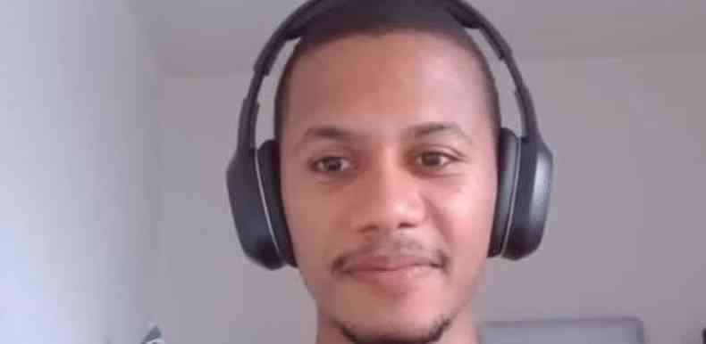 Thiago de Melo Silva, rapaz negro de 22 anos olha para a cmera enquanto usa fones de ouvido