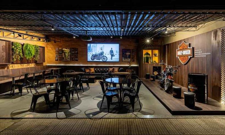 Restaurante - A liberdade que a Harley-Davidson transmite foi a inspiração dos profissionais Vanessa Costa, Marcela Meira Machado, Fernanda Ghirotto e Claudio Arroyo para o restaurante que apresenta um ambiente contemporâneo com toque industrial(foto: Ivan Araujo/Divulgação) Restaurante - A liberdade que a Harley-Davidson transmite foi a inspiração dos profissionais Vanessa Costa, Marcela Meira Machado, Fernanda Ghirotto e Claudio Arroyo para o restaurante que apresenta um ambiente contemporâneo com toque industrial(foto: Ivan Araujo/Divulgação)