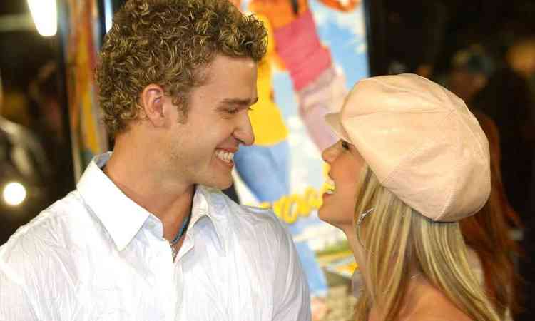 Britney Spears e Justin Timberlake se olhando 