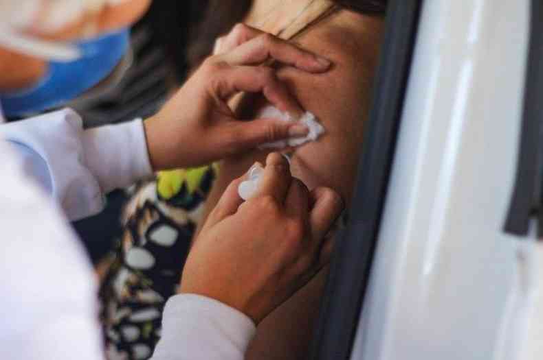 Para piorar o descompasso da vacinao, estados e municpios aceleram as faixas etrias de imunizao e atropelam o Ministrio da Sade(foto: Brbara Cabral )
