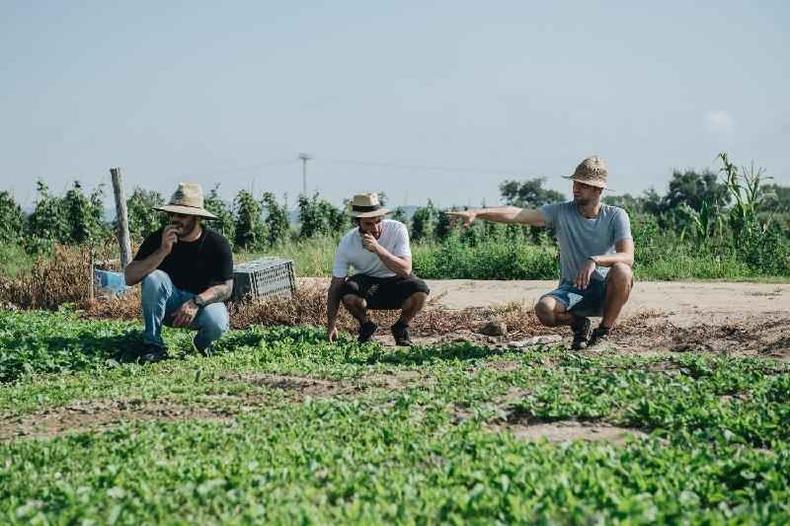 Rafael Panatieri e seu scio espanhol, Jorge Sastre, em horta com produtor local