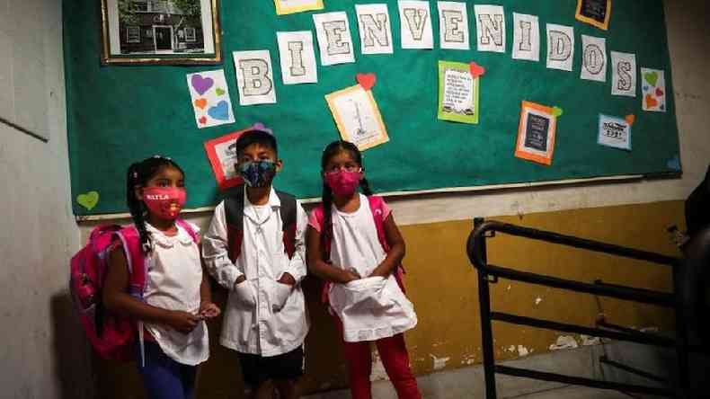 Crianas em escola na Argentina; Unicef diz que imunizar professores  
