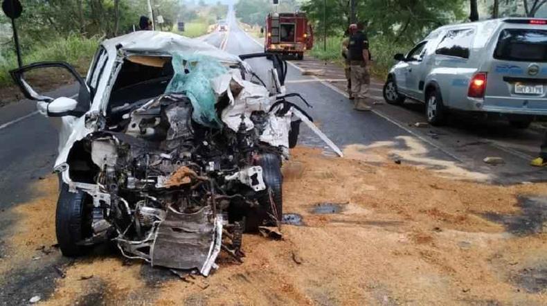 Carro ficou totalmente destruído depois de bater em caminhão e capotar(foto: CBMMG/Divulgação) Carro ficou totalmente destruído depois de bater em caminhão e capotar