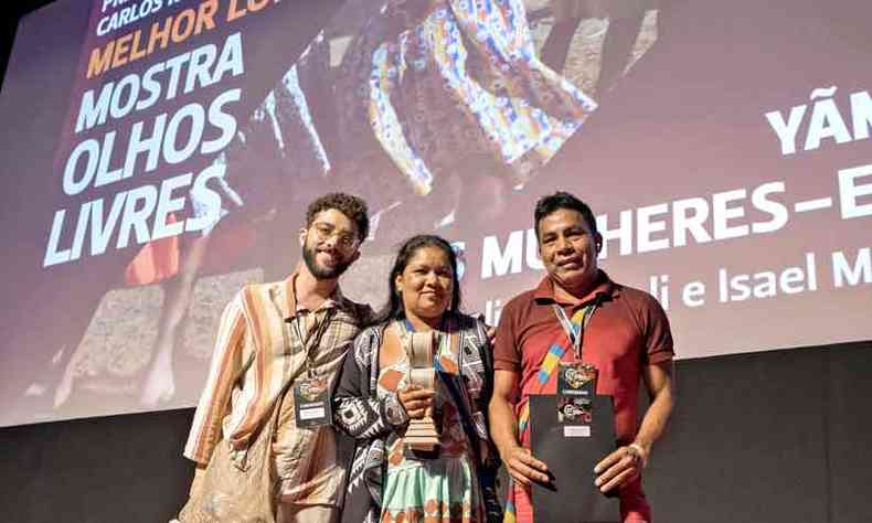 Sueli Maxakali e Isael Maxakali recebem prêmio no Cine Tenda 