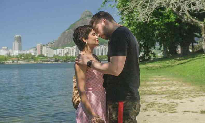Vanessa Gicomo e Thiago Fragoso no Rio de Janeiro quase se beijando em cena da novela Travessia 
