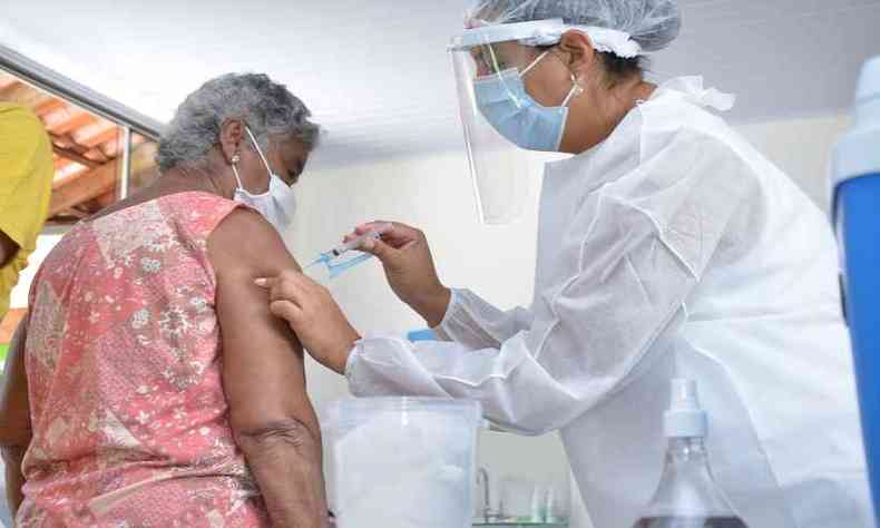 Imunizao dos idosos de 78 e 79 anos comear ainda esta semana, mas  necessrio agendamento(foto: Prefeitura Betim/Divulgao)