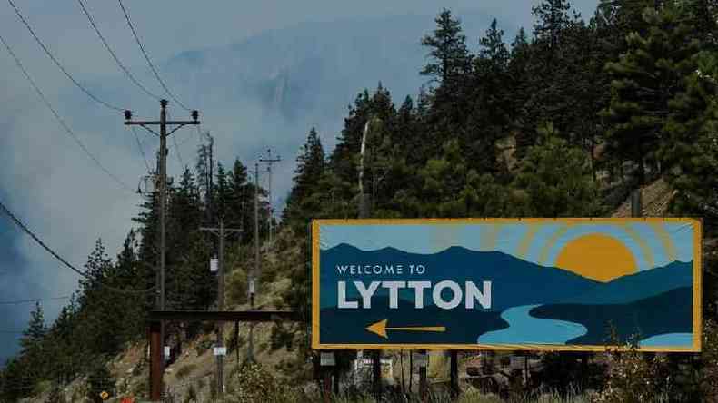 Fumaa em Lytton, no oeste do Canad, no dia seguinte a incndio que consumiu quase toda a cidade, em 30 de junho de 2021