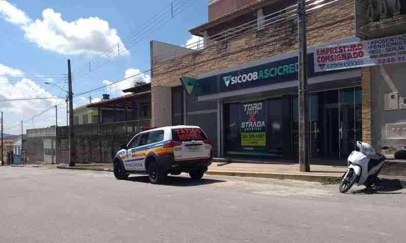 Agncia do Sicoob em Igaratinga, no Centro-Oeste do estado, alvo da ao dos bandidos (foto: PMMG/Divulgao )