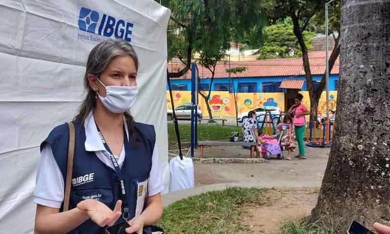 A pesquisadora Cintia, do IBGE Minas, agradeceu a colaboração dos moradores do bairro na fase de teste(foto: Jair Amaral /EM/D.A press) De máscara, a pesquisadora Cintia Agostinho fala tendo ao fundo um painel com a logomarca do IBGE