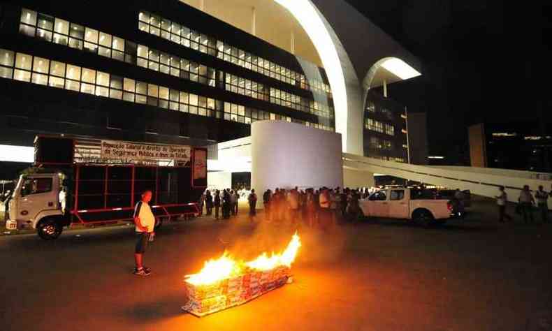 Manifestantes queimaram um caixo que representava o governo de Romeu Zema(foto: Gladyston Rodrigues/EM/D.A press)