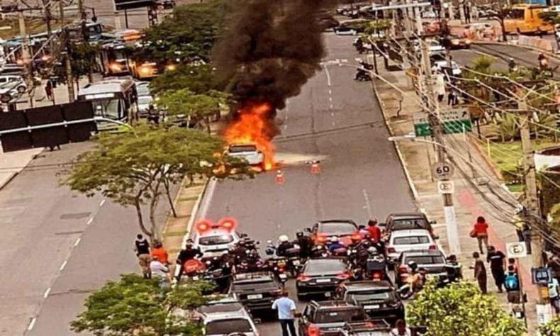 Via congestionado por carro em chamas