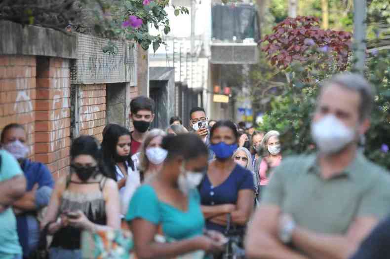 População aguarda por vacinação na Região Centro-Sul de BH(foto: Túlio Santos/EM/D.A Press)