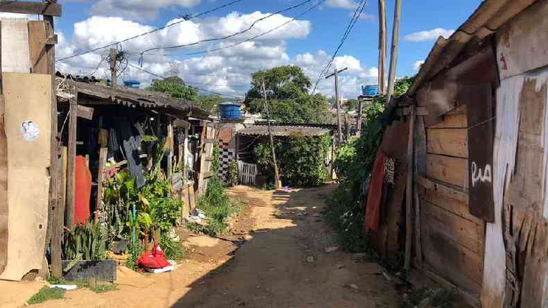 Barracos de madeira na ocupao Anchieta