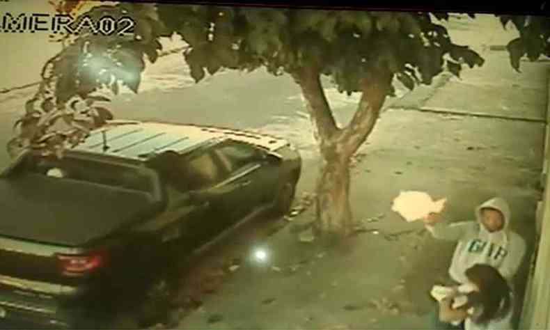 Assaltante atira para o alto para render mulher na porta de casa(foto: Reproduo da internet/Youtube)