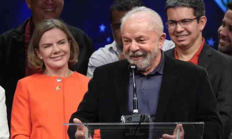 Lula de preto, com Gleisi Hoffman a esquerda de laranja, e Randolfe Rodrigues a direita de preto