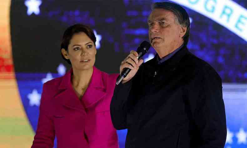 Michelle Bolsonaro ao lado de Jair Bolsonaro