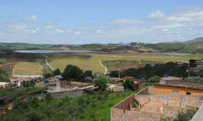 Moradias mais prximas ficam a cerca de 200 metros da superbarragem, tornando impossvel socorro chegar a tempo em caso de acidente(foto: Paulo Filgueiras/EM/D.A Press)