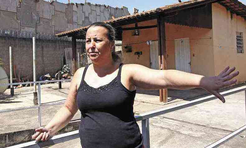 Carmen relata problemas no imvel e familiares devido  obra(foto: Jair Amaral/EM/D.A PRESS)