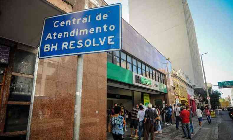 Pessoas chegando ao BH Resolve em dia de reabertura(foto: Leandro Couri/EM/D.A Press)