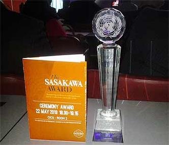 Trof�u entregue para representantes da PBH(foto: Reprodu��o/Facebook)