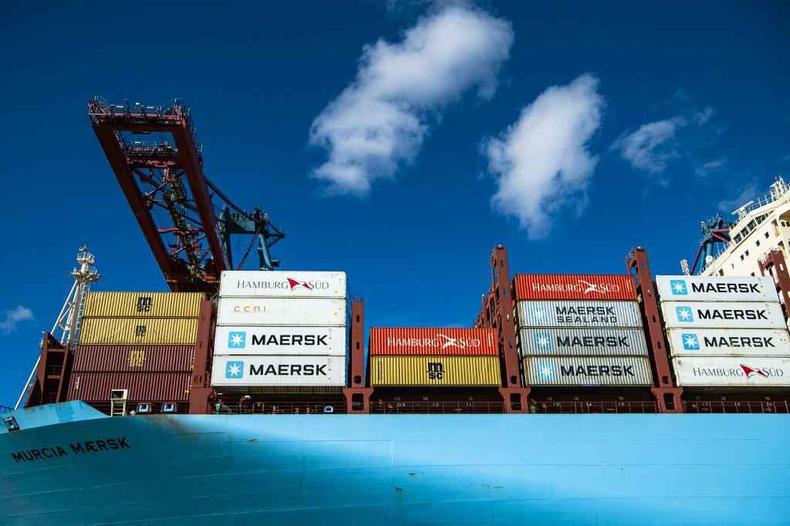 Foto de arquivo, o navio porta-contineres Maersk est atracado em um terminal, enquanto a carga  carregada por guindaste