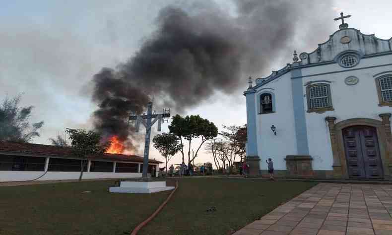 Imagem mostra incndio que atingiu parte externa da igreja