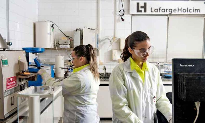 O material que vem do coprocessamento passa por anlises qumicas antes de ser usado em misturas 