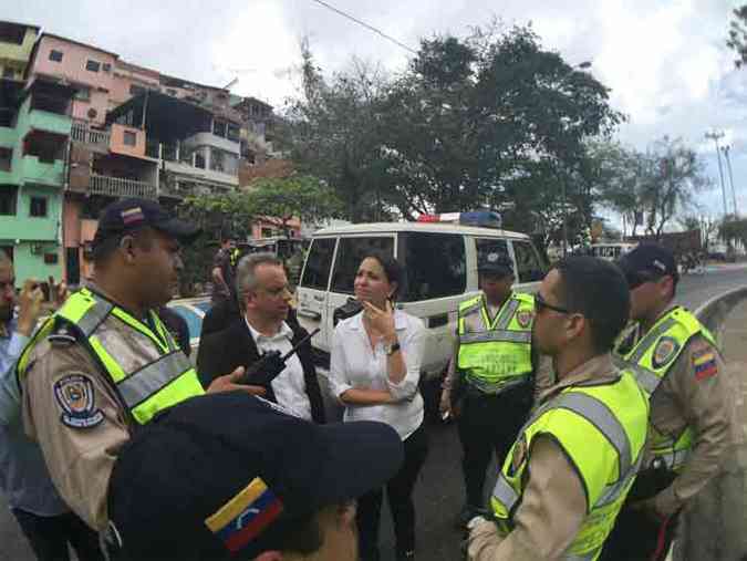 Ex-deputada oposicionista Mara Corina Machado conversa com os batedores que escoltavam a comitiva (foto: Mara Corina/Twitter)