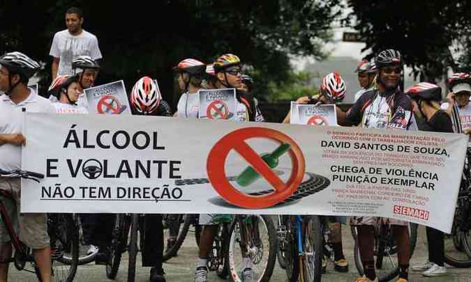 Na poca, cerca de 50 ciclistas realizaram um protesto contra o motorista, exigindo punio rgida (foto: Nelson Antoine/Divulgao )