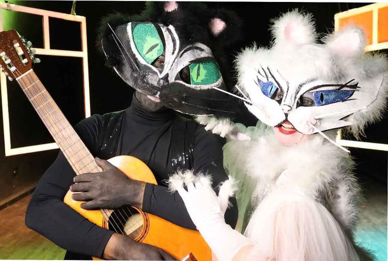 Atores Marcinho de Castro e Joselma Luchini fantasiados como gatos 