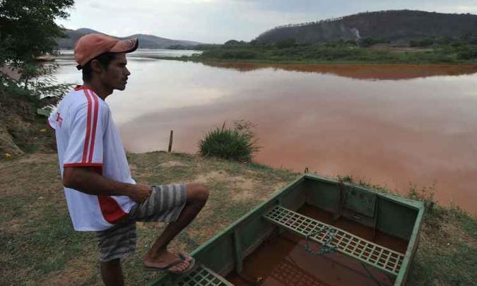 O pescador Élcio Alves viu as lontras desaparecerem e, como elas, não sabe mais onde achar seu sustento(foto: Alexandre Guzanshe/EM/D.A Press) O pescador Élcio Alves viu as lontras desaparecerem e, como elas, não sabe mais onde achar seu sustento(foto: Alexandre Guzanshe/EM/D.A Press)