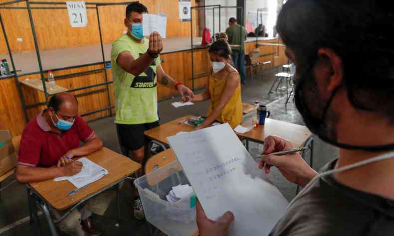 Um funcionrio eleitoral faz a contagem das cdulas aps o fechamento das urnas na Escola INSUCO em Santiago, Chile, em 19 de dezembro de 2021