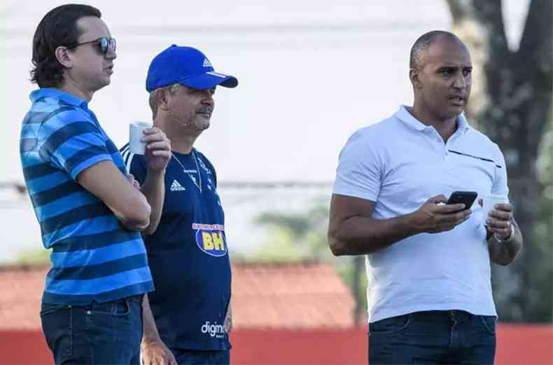 O presidente do Cruzeiro, Srgio Rodrigues, o tcnico Ney Franco e o diretor de Futebol durante treino na Toca da Raposa II(foto: GUSTAVO ALEIXO/CRUZEIRO)