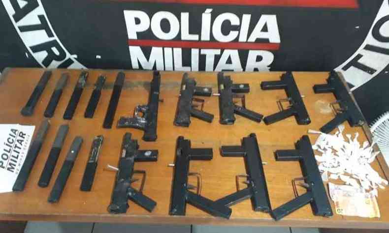 As armas fabricadas artesanalmente foram apreendidas pela Polícia Militar(foto: PMMG/Divulgação)