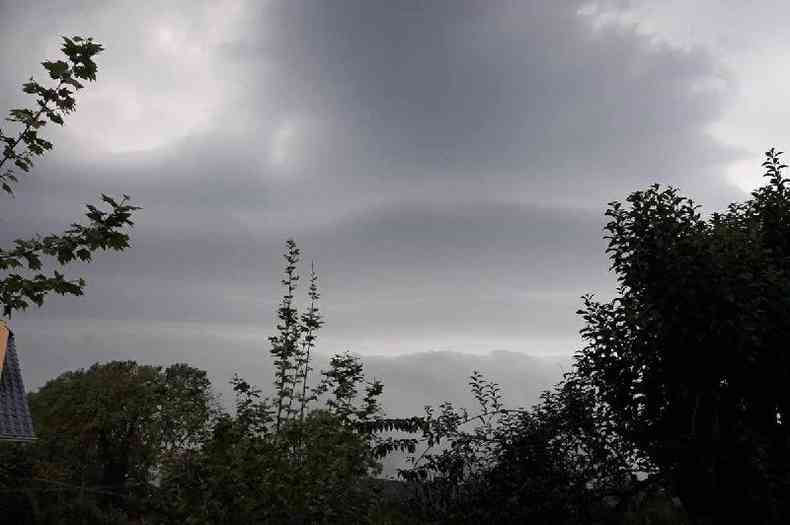 Nuvens da cidade de Bento Gonalves (RS), minutos antes do cu escurecer por completo na manh deste sbado (23)