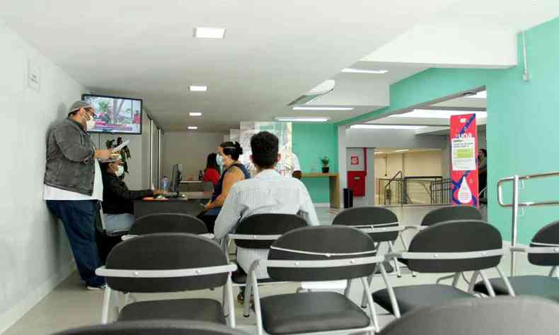 Pacientes aguardam exames de COVID-19 no novo centro da prefeitura , aberto ontem na UNA
