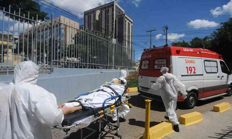 Equipe do SAMU transporta paciente em estado de grave para o hospital 