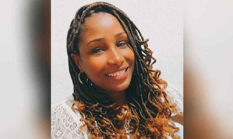 Marlla Santos, mulher negra com cabelos longos e tranados, sorrindo