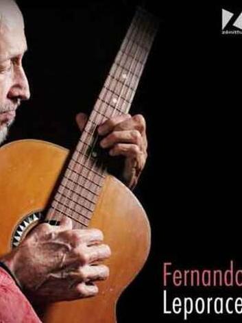 Fernando Leporace toca violo na capa de seu disco
